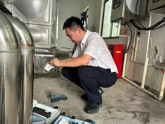 泛亚电竞“衣服湿了又干干了又湿”！他们用汗水守护城市供水最后一公里(图2)